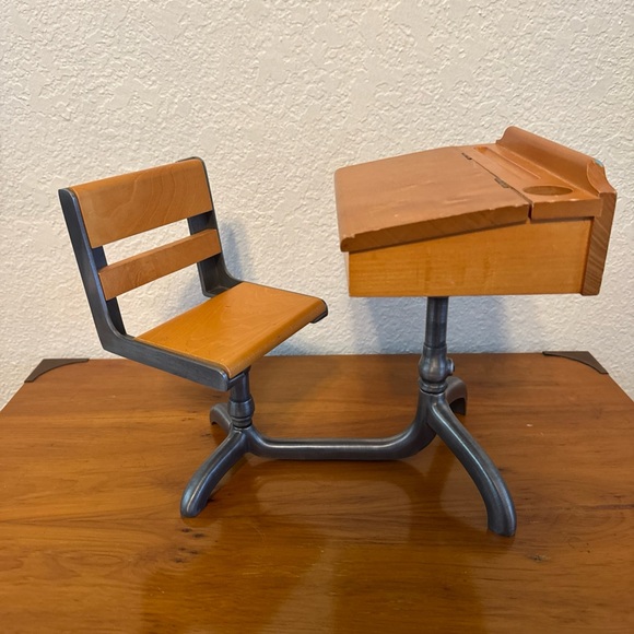 AMERICAN GIRL Mollys School Desk Retired Piece - Picture 2 of 13